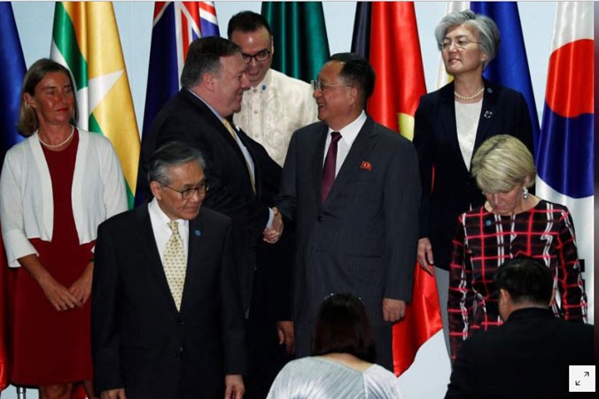 Ông Pompeo bắt tay ông Ri Yong-ho tại hội nghị ở Singapore. Ảnh: Reuters.