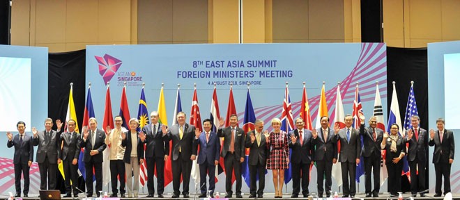 Phó Thủ tướng Phạm Bình Minh chụp ảnh lưu niệm cùng các bộ trưởng Ngoại giao ASEAN và Ðông Á. Ảnh: BNG.
