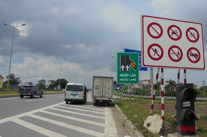 Một điểm biển báo chồng biển báo trên cao tốc Hà Nội – Bắc Giang. Ảnh: Nguyễn Thắng.