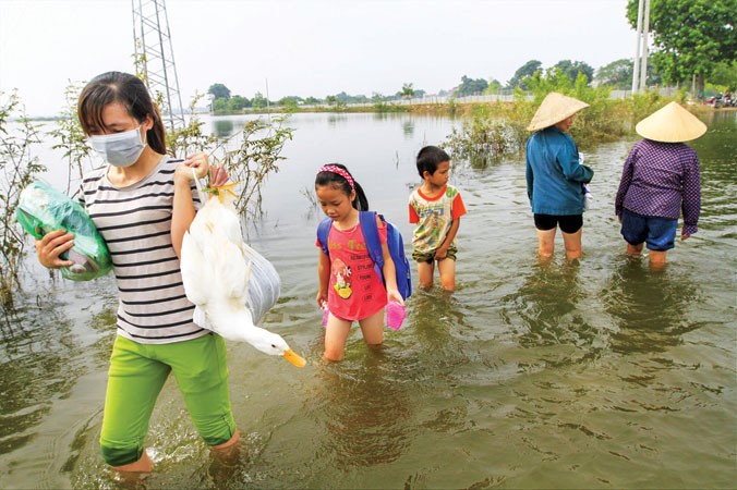 Ngày 5/8, nhiều khu vực ở xóm Bên Vôi, thôn Cấn Hạ, xã Cấn Hữu, Quốc Oai, Hà Nội vẫn ngập nước. Ảnh: Trường Phong.