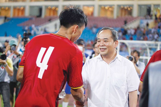 Thứ trưởng Bộ TT-VH&DL Lê Khánh Hải động viên các cầu thủ U23 Việt Nam trước trận ra quân gặp U23 Palestine. Ảnh: VSI.
