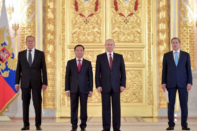 Ðại sứ Ngô Ðức Mạnh (thứ 2 trái sang) chụp ảnh lưu niệm với Tổng thống Nga Vladimir Putin sau khi trình quốc thư. (Ảnh do nhân vật cung cấp).