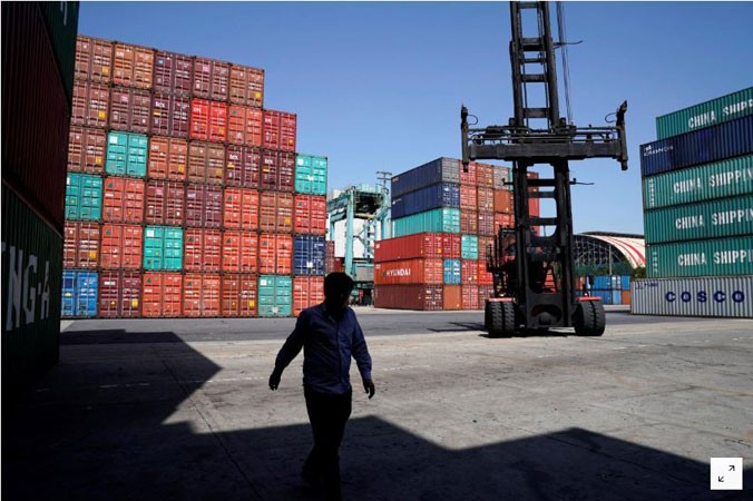 Hàng xuất khẩu Trung Quốc tại cảng ở Thượng Hải. Ảnh: Reuters.