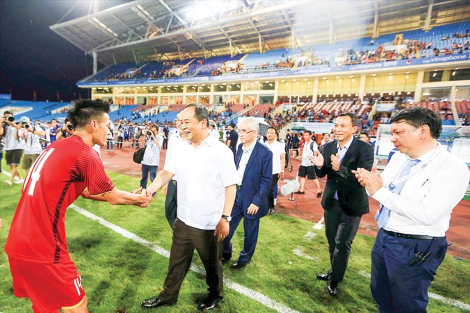Thứ trưởng Lê Khánh Hải động viên các cầu thủ U23 VN tại giải đấu tứ hùng trước thềm Asiad 18. Ảnh: VSI.