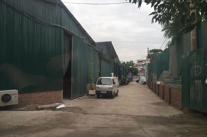 Hàng loạt nhà xưởng vẫn tiếp tục hoạt động sau khi chính quyền phường Yên Phụ tiến hành cưỡng chế.