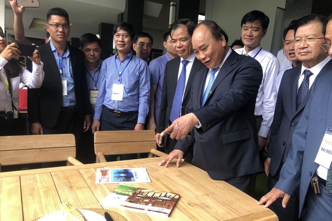 Thủ tướng Nguyễn Xuân Phúc và các đại biểu thăm gian hàng bày sản phẩm gỗ. ẢNH: PV.