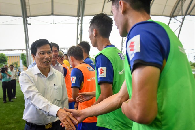 Bộ trưởng VH-TT&DL Nguyễn Ngọc Thiện thừa nhận có nhiều người tài ngại vào VFF vì bóng đá phức tạp. Ảnh: VSI.