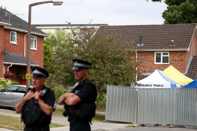 Cảnh sát túc trực trước cửa nhà cựu điệp viên Nga tại Anh hồi tháng 7/2018. Ảnh: Reuters.