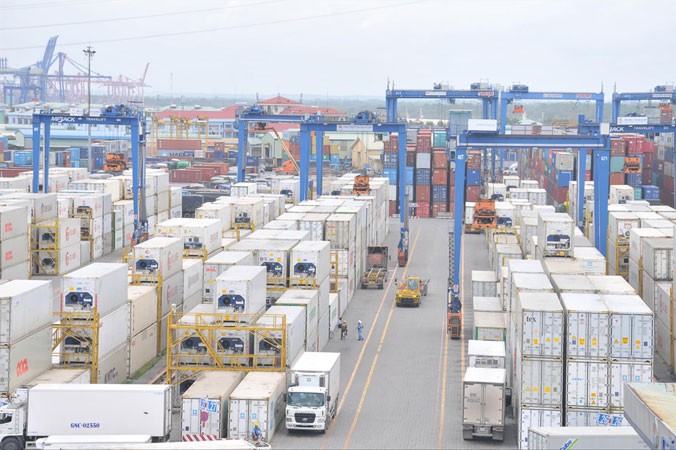 Cảng Cát Lái đang ùn tắc nghiêm trọng vì hơn 3.500 container phế liệu chưa được giải phóng. Ảnh: Tuấn Nguyễn.