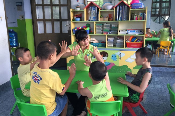 Trong buổi dạy trẻ tự kỷ tại một trung tâm ở Hà Nội. Ảnh:Hồng Vĩnh.