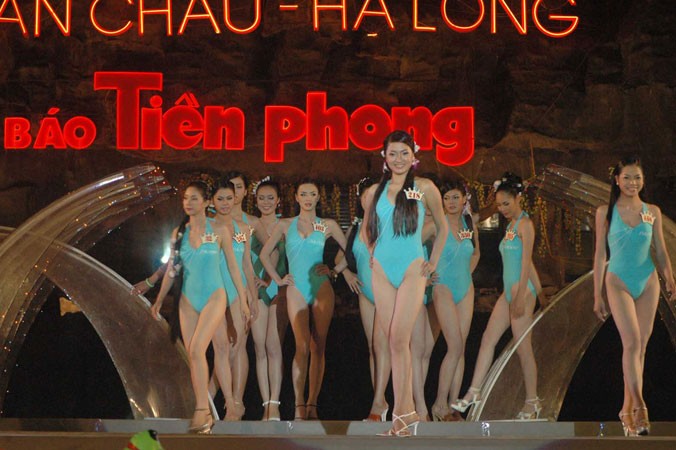 Nguyễn Thị Huyền trong phần thi áo tắm tại đêm chung kết cuộc thi Hoa hậu Việt Nam 2004 tại Tuần Châu, Quảng Ninh. Ảnh: Hồng Vĩnh.