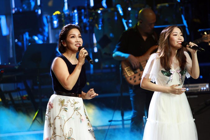 Phần song ca của Mỹ Linh và con gái thành điểm nhấn của chương trình. Ảnh: Nguyễn Mạnh Hà.