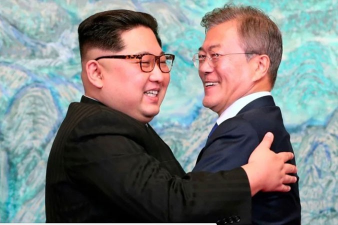 Tổng thống Hàn Quốc Moon Jae-in ( phải) và nhà lãnh đạo Triều Tiên Kim Jong-un đã có cuộc gặp gỡ lịch sử lần đầu tiên hồi tháng 4 vừa qua. Ảnh: AP.