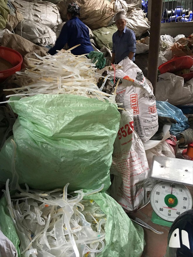 Phế liệu nhựa tập kết tại một nhà dân ở làng nghề Minh Khai (huyện Văn Lâm, Hưng Yên). Ảnh: Tuấn Nguyễn.