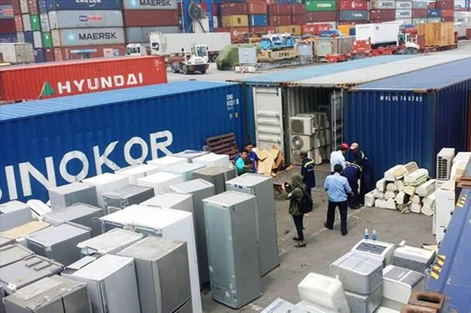 Hàng nghìn container phế liệu đang tồn đọng tại cảng biển ở TPHCM. Ảnh: Ngô Bình.