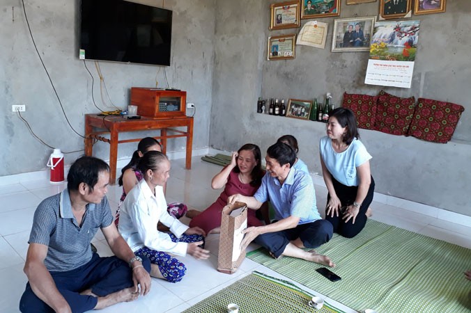 Cục trưởng Cục phòng chống HIV/AIDS Nguyễn Hoàng Long thăm bệnh nhân HIV tại xã Kim Thượng.