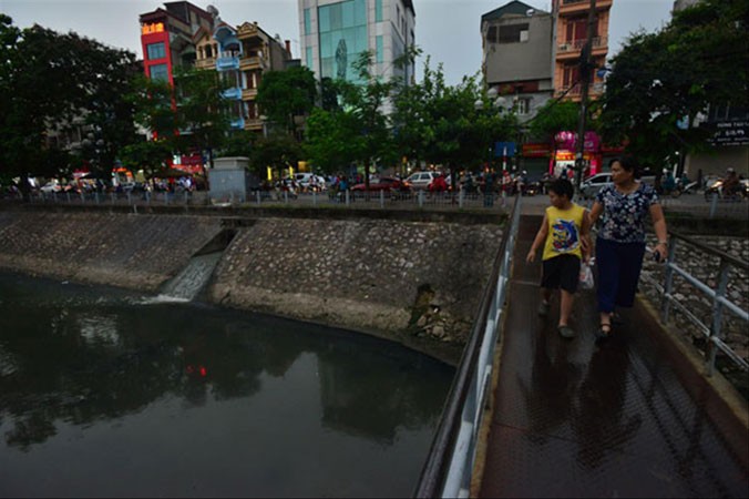 Sông Kim Ngưu luôn trong tình trạng ô nhiễm nghiêm trọng.