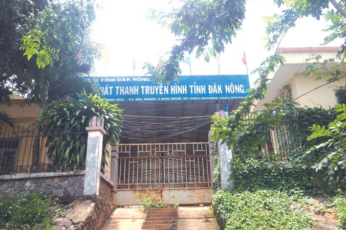 Trụ sở cũ của Ðài PT-TH Ðắk Nông nơi nhà báo Mai Hoa làm giám đốc, hiện lối vào này đóng kín vì không sử dụng nữa.