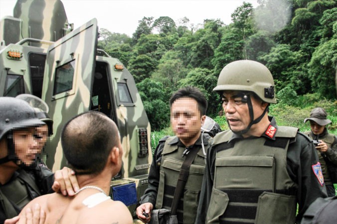 Ðại tá Trần Anh Tuấn (ngoài cùng bên phải) trực tiếp chỉ huy hàng trăm cảnh sát vây ráp trùm ma túy tại Lóng Luông. Ảnh: Công an Sơn La.
