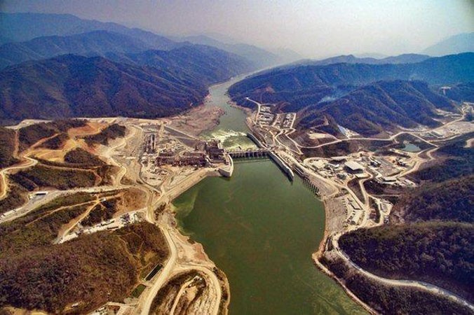 Việc xây dựng đập thủy điện Xayaburi trên dòng Mekong ở miền bắc Lào được cho là tác động nguy hiểm đến môi trường và hệ sinh thái khu vực. Ảnh: Bangkok Post.