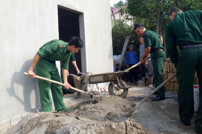 Tuổi trẻ Biên phòng Lạng Sơn tình nguyện ngày công xây dựng nhà cho dân. Ảnh: Duy Chiến.