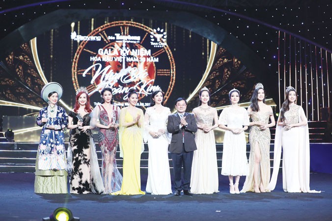 TBT, trưởng ban tổ chức Lê Xuân Sơn và bà Phạm Kim Dung phó ban tổ chức trao kỷ niệm chương cho 8 Hoa Hậu có mặt trong đêm Gala