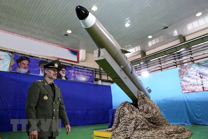Bộ trưởng Quốc phòng Iran Amir Hatami công bố tên lửa đạn đạo tầm ngắn thế hệ mới Fateh Mobin tại buổi lễ ở Tehran ngày 13/8.