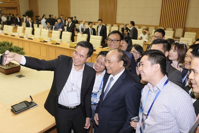 Các nhà khoa học trẻ Việt Nam tiêu biểu ở nước ngoài chụp ảnh cùng Thủ tướng Nguyễn Xuân Phúc.