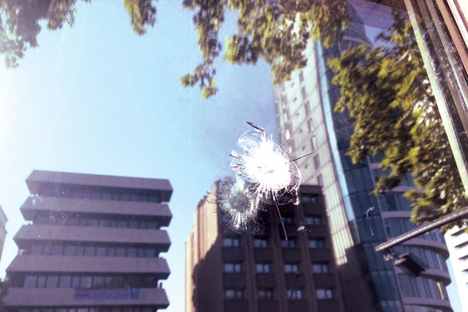 Một viên đạn bắn trúng cửa sổ chống đạn của đại sứ quán Mỹ tại Thổ Nhĩ Kỳ. Ảnh: AP.