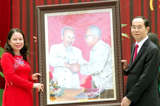 Chủ tịch nước Trần Ðại Quang trao tặng bức tranh Bác Hồ bắt tay Bác Tôn cho Ðảng bộ, chính quyền và nhân dân tỉnh An Giang. ẢNH: HÒA HỘI.