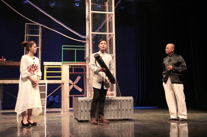 “Hoa cúc xanh trên đầm lầy”, vở kịch viễn tưởng do Nhà hát Tuổi trẻ dàn dựng. Ảnh: Nguyên Khánh.