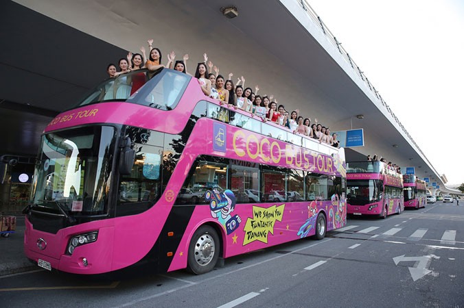 Chiều 20/8, hơn 40 thí sinh Hoa hậu Việt Nam 2018 đổ bộ xuống sân bay Ðà Nẵng và di chuyển về Tổ hợp vui chơi giải trí và nghỉ dưỡng Cocobay Ðà Nẵng bằng xe bus hai tầng.