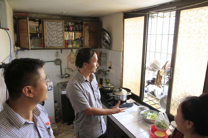 Ðoàn Giám sát ban Pháp chế HÐND thành phố kiểm tra tại chung cư cũ trên địa bàn quận Thanh Xuân.