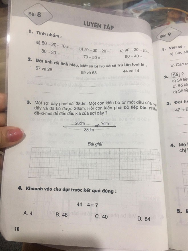 Sách bài tập Toán, Tiếng Việt lớp 2 có phần làm bài tập ngay trong sách.