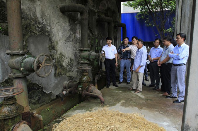 Ðoàn giám sát Ban Ðô thị HÐND thành phố kiểm tra công trình cấp nước sạch trên địa bàn xã Thanh Lâm (Mê Linh, Hà Nội). Ảnh: Trường Phong.