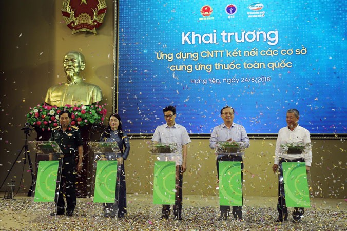 Phó Thủ tướng Vũ Ðức Ðam và Bộ trưởng Nguyễn Thị Kim Tiến nhấn nút khai trương Ứng dụng Công nghệ Thông tin kết nối các cơ sở cung ứng thuốc toàn quốc.