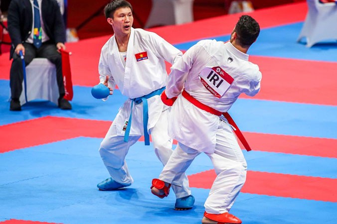 Võ sỹ karate Nguyễn Minh Phụng (trái) có thêm tấm huy chương bạc cho Đoàn TTVN.