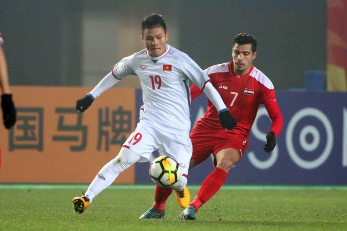 Các cầu thủ Việt Nam từng gặp rất nhiều khó khăn khi đối đầu Syria tại giải U23 châu Á ở Thường Châu, Trung Quốc hồi đầu năm. Lần gặp lại này hứa hẹn sẽ là một màn đấu trí căng thẳng cả trên băng ghế huấn luyện và trong sân cỏ. Ảnh: HỮU PHẠM.