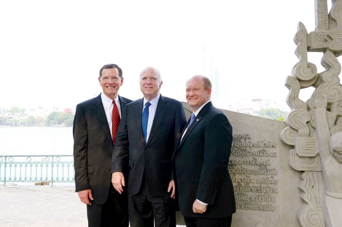 Tháng 6/2017,TNS John McCain (giữa) đã tới thăm và chụp ảnh cạnh bức phù điêu kỷ niệm chiến tích bắt sống phi công Mỹ ở hồ Trúc Bạch năm 1967 tại Hà Nội. Phi công đó chính là ông. (Ảnh tư liệu).