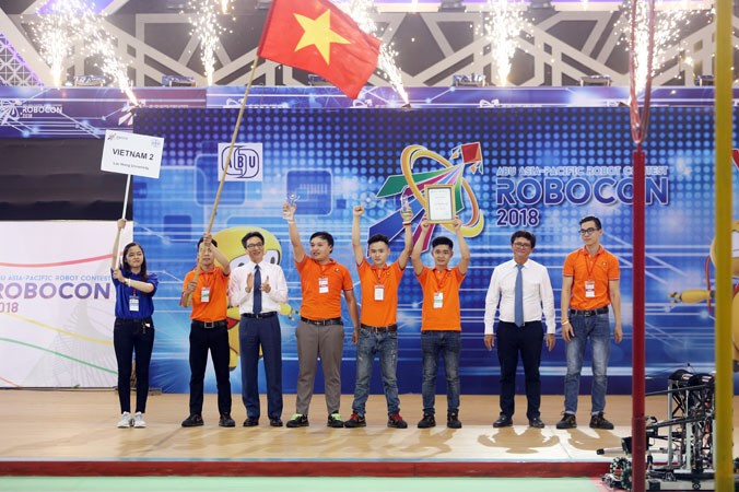 Phó Thủ tướng Vũ Ðức Ðam cùng ông Trần Bình Minh, Tổng Giám đốc Ðài Truyền hình Việt Nam trao giải nhất cho đội tuyển Việt Nam 2. Ảnh: Đức Long. 