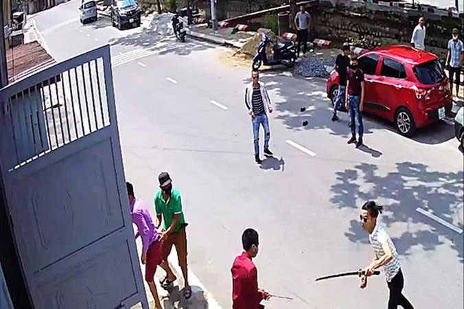Một nhóm đối tượng mang theo dao, kiếm, súng đến tấn công, uy hiếp gia đình con nợ ở huyện Ý Yên, Nam Ðịnh cuối tháng 4/2018. Ảnh: PV.