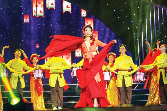 Ca sĩ, Hoa hậu Hà Kiều Anh trình diễn cùng vũ đoàn tại Gala 30 năm Hoa hậu Việt Nam.
