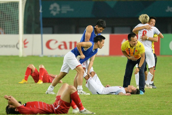 Trận đấu có mồ hôi nước mắt và cả máu của Olympic Việt Nam (người nằm gục trên sân là Quang Hải). 