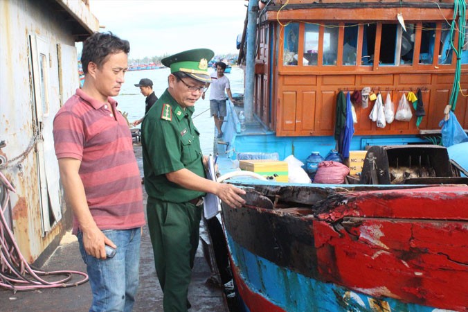 BĐBP Quảng Ngãi kiểm tra thiệt hại của tàu cá QNg 90659 TS.