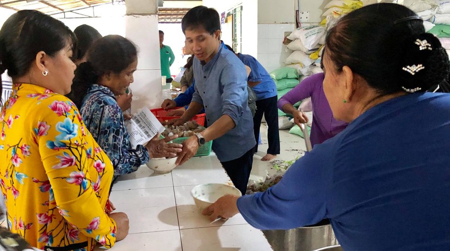 Chương trình “Bữa cơm nhân ái” là hoạt động thường kỳ do Chi đoàn Cơ quan đại diện báo Tiền Phong tại TPHCM phát động và duy trì suốt 5 năm nay.