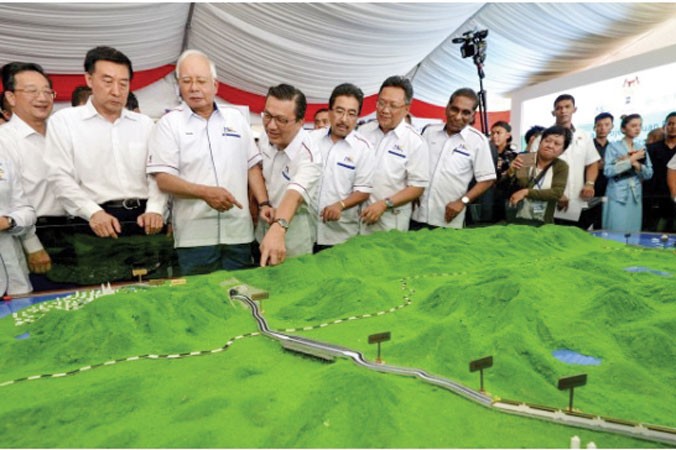 Dự án đường sắt “Duyên hải phía đông” được ông Najib, lúc đó là thủ tướng, khai trương hồi năm ngoái, sẽ bị hủy bỏ. Ảnh: SCMP.