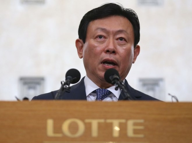 Chủ tịch Lotte cúi đầu xin lỗi khi xuất hiện trước công chúng | Vietnam+ (VietnamPlus)