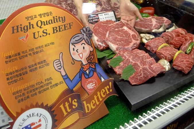 Một siêu thị ở Seoul bán các loại thịt bò nhập khẩu từ Mỹ. Ảnh: boston.com.