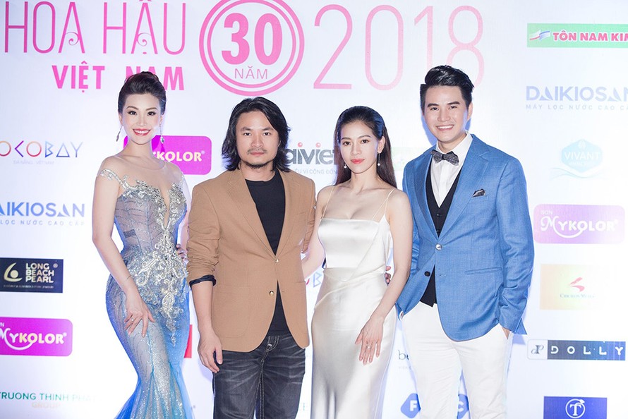 Bà Phạm Kim Dung (thứ hai từ trái qua) và tổng đạo diễn cuộc thi HHVN 2018 Hoàng Nhật Nam (thứ ba từ trái qua).