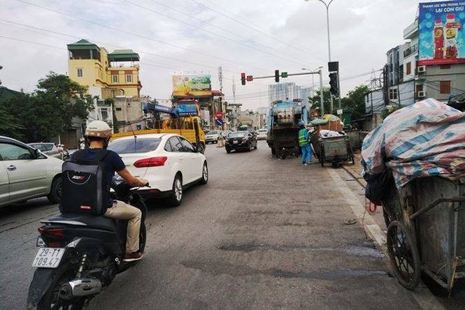 Bãi trung chuyển rác giữa nút giao Minh Khai và đê Nguyễn Khoái (quận Hai Bà Trưng – Hà Nội) hoạt động đúng giờ cao điểm